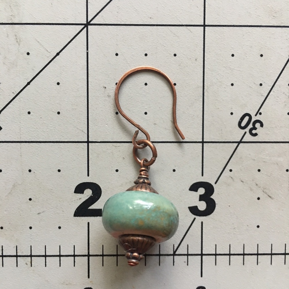 Green copper ceramic bead dangle drop earrings - Picture 5 of 5